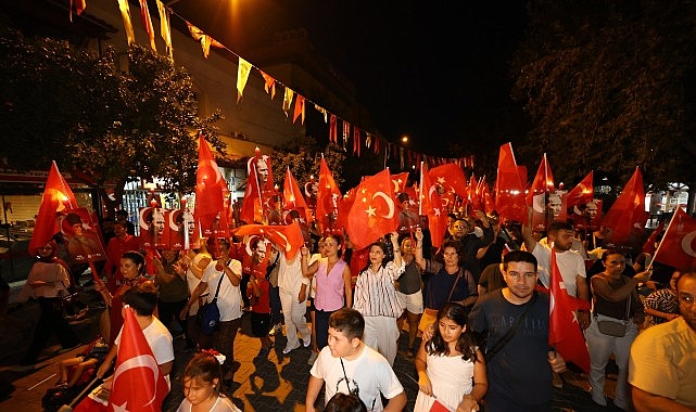Efes Selçuk’ta 30 Ağustos Zafer Bayramı Coşkusu: Fener Alayı ve Eliz Band Konseriyle Kutlama