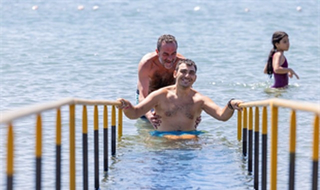 Engelliler İçin İzmir’de Deniz Keyfi: Yaz Boyu Ulaşılabilir Plajlar ve Destekleyici Hizmetler