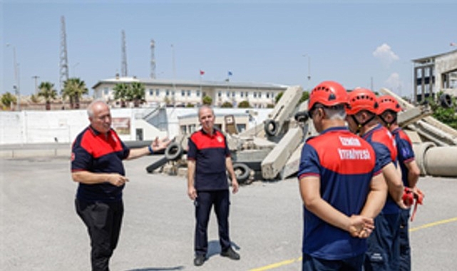 Gölcük’te Enkazın Gölgesinde İz Bırakan İzmirli İtfaiyeciler: 27 Yıllık Hafıza