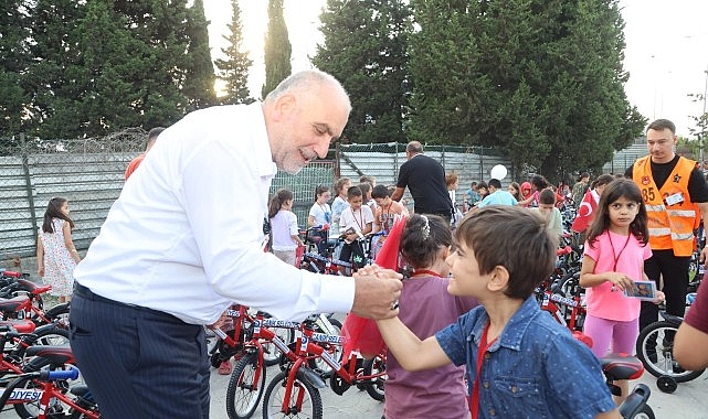 Haydi Güle Oynaya Camiye Gel: Hediye Töreniyle Sevince Katılanlar Artıyor