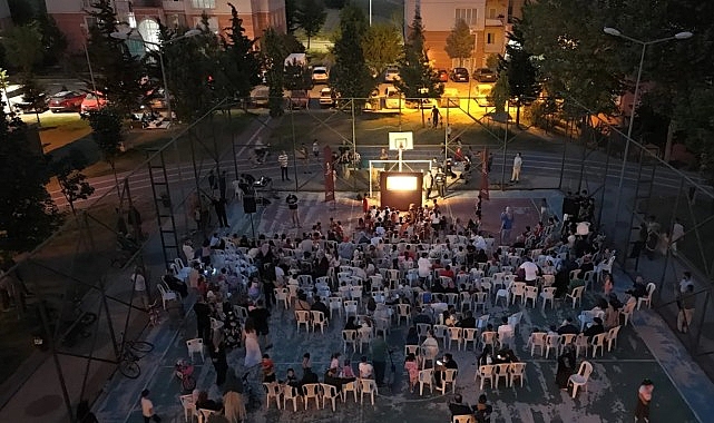 İnegöl’de Yaz Etkinliklerinde Karagöz’ün Salıncağı Büyüledi: İlk Gösterim TOKİ Semt Sahası’nda Yoğun İlgi Gördü