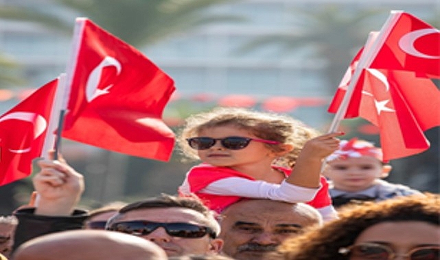 Izmir Büyükşehir Belediyesi’nin 30 Ağustos Zafer Bayramı Kutlamalarında İlçelerde Müzik Dolu Akış