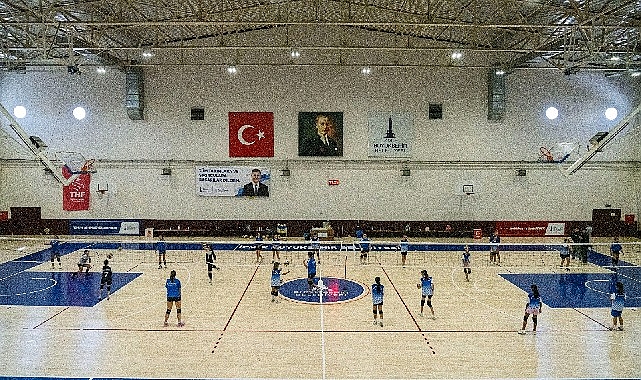 İzmir Yaz Spor Okulları: Voleybolda Geleceğin Yıldızları Filenin Sultanlarıyla Buluşuyor