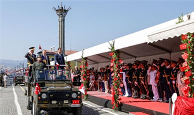 İzmir’de 30 Ağustos Zafer Bayramı Coşkusu: Resmi Törenler ve Geçit Gösterisi