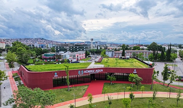 Kaan Dobra ve Ailesi Körfez Aqua Kıtalar Akvaryumu’nu Keşfetti: Sürpriz Bayrakla Su Altı Kutlama