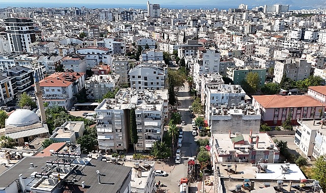 Kanalizasyon Hattı Temizliği ve Kapak Düzenleme Çalışmaları Muratpaşa’da Yoğunlaşan Hizmetlerle Sürüyor