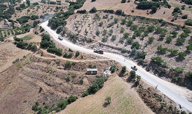 Kula Gökdere-Söğütdere Yolunda Sathi Kaplama Başladı: 12.5 Kilometrelik Projede 3 Bin Ton mıcır ve 12 Bin Ton Temel Malzemesi Kullanılıyor