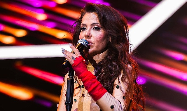 Lara Les Arena’da Hayranlarına Enerjisini Yürekten Aktardı: Yeni Şarkı Eski Numaralar ve Sağlıkla Dönüş