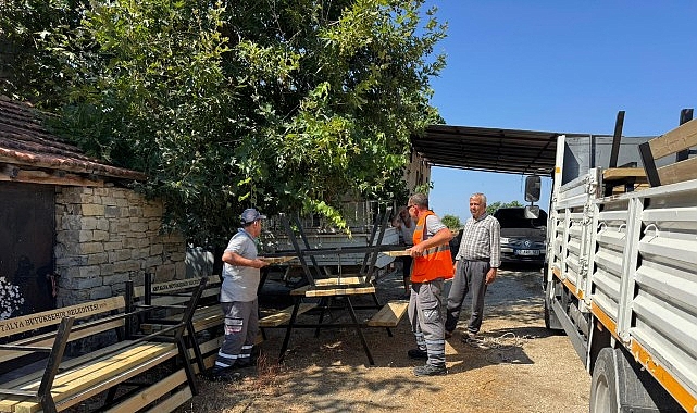 Manavgat’ta Kent Mobilyası Dağıtımı Devam Ediyor: Bank ve Piknik Masaları Yeşeren Yaşama Yeni Dokunuş