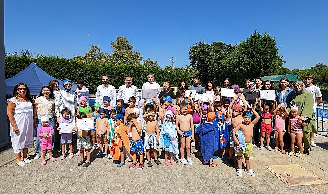 Osmangazi Yaz Yüzme Kursu Sertifika Töreni: Minikler Başarıyla Şampiyonlar Sahnesinde