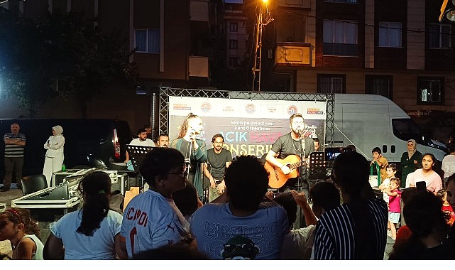 Sandalyeni Kap Gel: 90’lar Nostaljisi Açık Hava Konserlerinde Maltepe ve Fındıklı’da Buluştu
