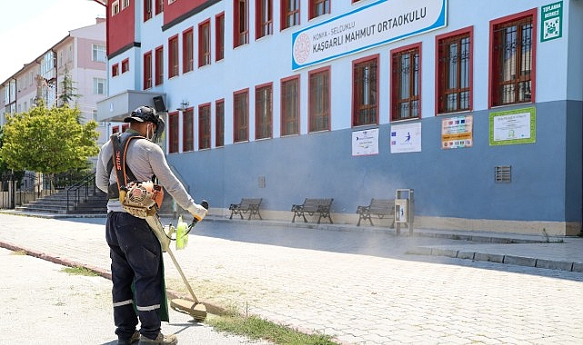 Selçuklu Belediyesi Eğitim Aksesini Temiz ve Düzenli Hale Getirmek İçin Bahçe ve Çevre Düzenleme Çalışmalarını Sürdürüyor