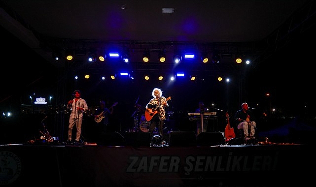 Zafer Haftası’nın İkinci Günü: Yeni Türkü Ören Plajı’nda Büyülü Bir Konser