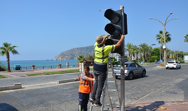 Antalya’da Okul Yakınlarında Trafik Güvenliği İçin Bakım ve Yenileme Faaliyetleri