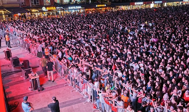 Aydın’sakal Volga: 104. Yıl Coşkusu Atatürk Kent Meydanı’nda Konserle Taçlandı