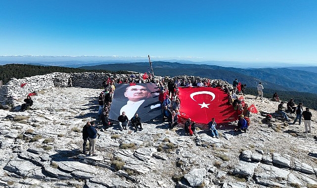Edremit’in Kurtuluşunun 104. Yılında Sarıkız Tepesi’nde Bayrak Yürüyüşü ve Yenilenen Tunis Bayrağı Töreni