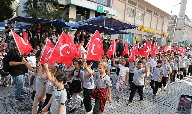 Edremit’te 9 Eylül Kurtuluş Günü ve Asma Davul Festivaliyle Coşku