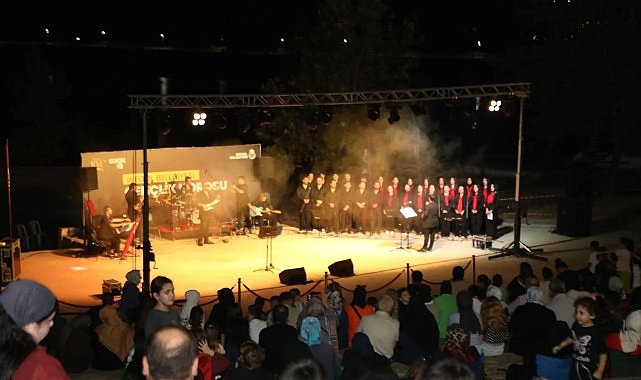 İnegöl’de 104. Yıl Coşkusu: Yeniceköy’de Koro ve Solo Performanslarıyla Kutlama