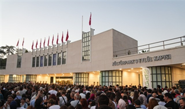 İzmir Fuarı’nda 95. Yıla Özel Tiyatro, Stand-up ve Müzikli Gösteriler