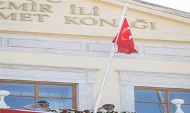 İzmir’in 104. Yıl Gururu: Bayrak Töreninde Yeniden Yaşanan Anlar