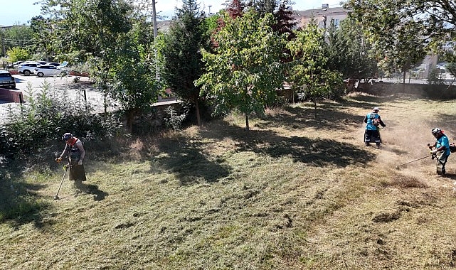Kurum Bahçelerini Yeni Eğitim Yılı İçin Hazeliyor: Temizlik ve Düzenleme Seferberliği