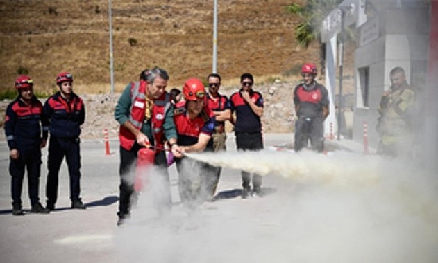 Dikili Devlet Hastanesi’nde gerçeği aratmayan yangın ve tahliye tatbikatı