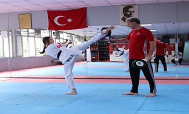 İzmirli Kaan ve Eda Yelaldı, Multi Taekwondo Avrupa Oyunları’nda Altın Madalya Kazandı