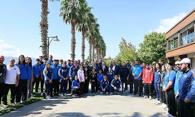 Kocaeli Büyükşehir Belediye Başkanı Büyükakın, Başarılı Kağıtsporlu Sporcuları Ağırladı