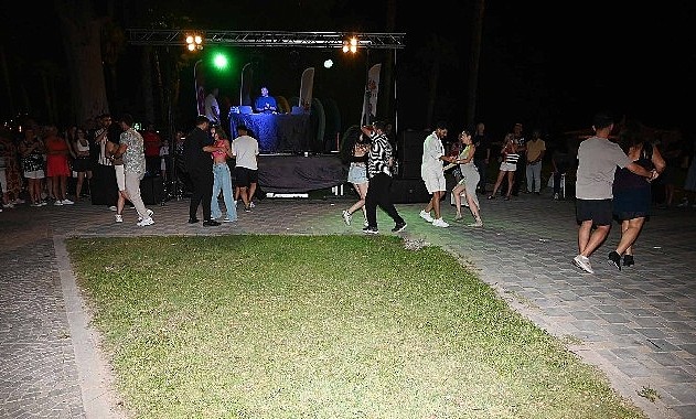 Kemer’de Latin Dans Gecesi: Mustafa Ertuğrul Aker Parkı’nda Renkli Gösteri