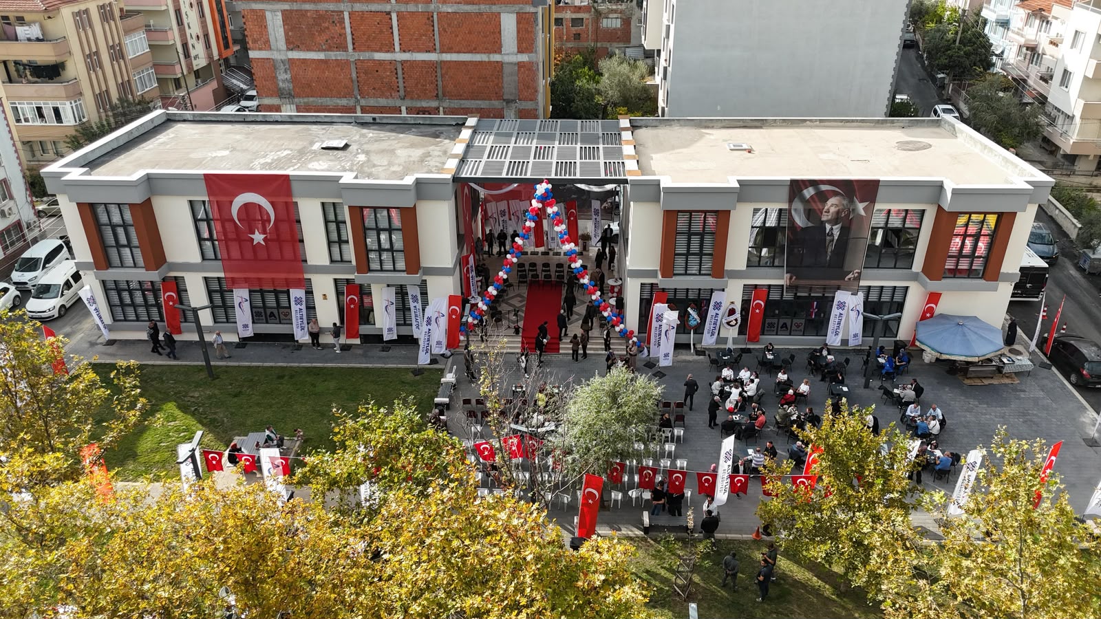 ALTIEYLÜL’DE SOSYAL BELEDİYECİLİĞİN YENİ ADRESİ KAPILARINI AÇTI