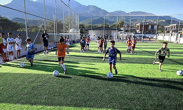 Tekirova’ya modern halı saha ve ücretsiz futbol kursu