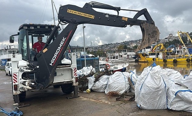 İzmit Körfezi’nde yağış sonrası temizlik çalışması başlatıldı
