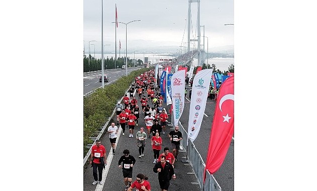 Osmangazi Köprüsü’nde Cumhuriyet Koşusu: Yaşlı, Genç ve Çocuklar Aynı Parkurda