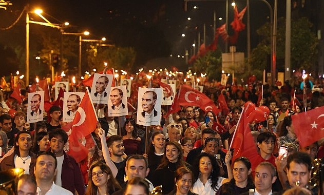 Meşalelerin ışığında Antalya’da Cumhuriyet coşkusu