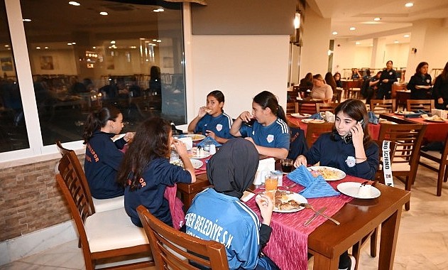 Kemer Belediye Başkanı Topaloğlu’ndan voleybolculara motivasyon yemeği