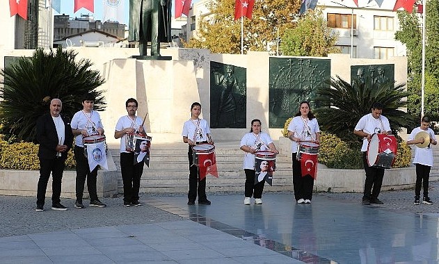 Efes Selçuk’ta Engelsiz Yaşam Merkezi Gençlerinden Cumhuriyet Kutlaması