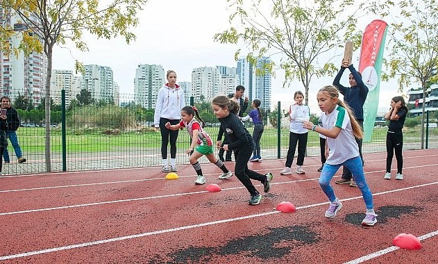Karşıyaka’da Cumhuriyet’in 103. yılında geçit töreni ve atletizm şenliği