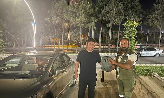 Gebze Millet Bahçesi’nde bulunan 400 bin TL değerindeki çanta sahibine teslim edildi