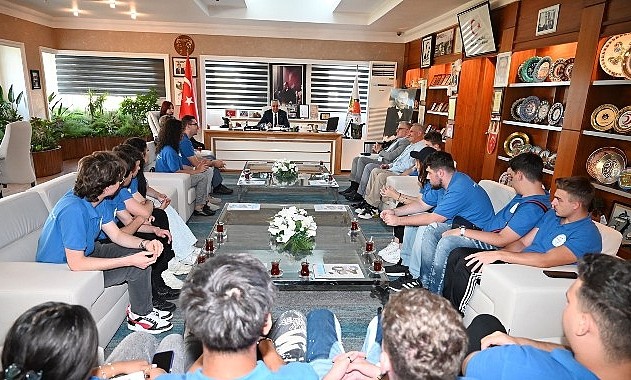 Romanyalı Erasmus öğrencileri Kemer Belediye Başkanı Topaloğlu’nu ziyaret etti